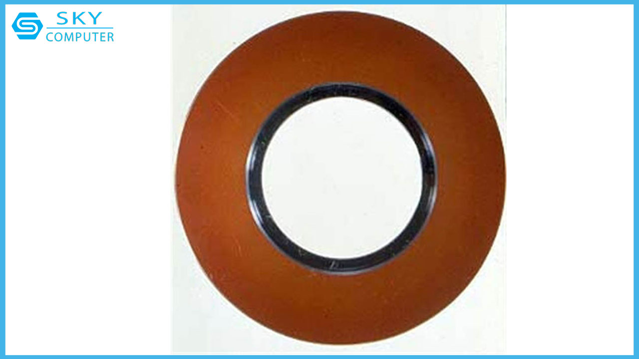 theo-dong-lich-su-cua-o-cung-tu-mot-chiec-bia-duc-lo-den-ssd-cua-hien-tai