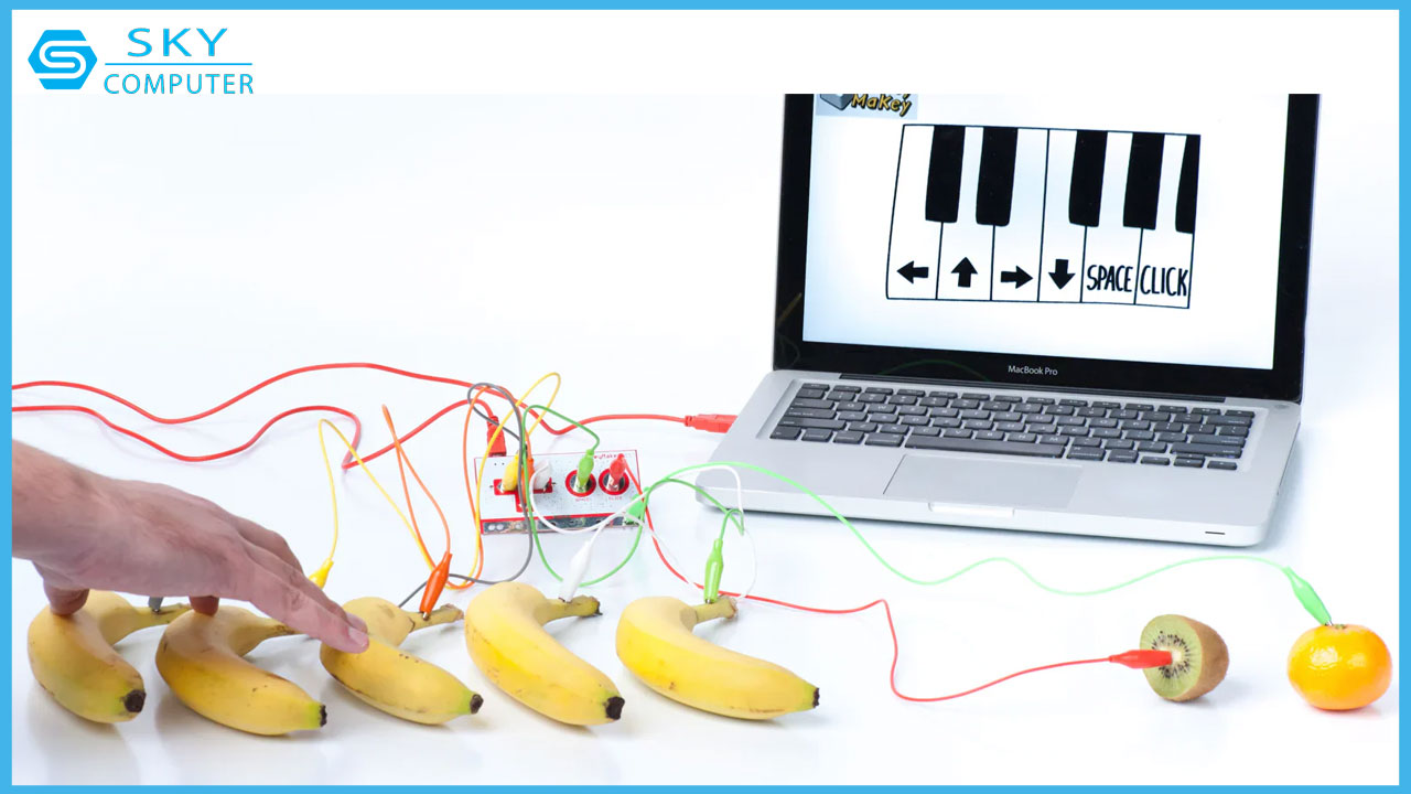 makey-makey-la-gi-bat-ngo-khi-co-the-choi-game-bang-chuoi-1