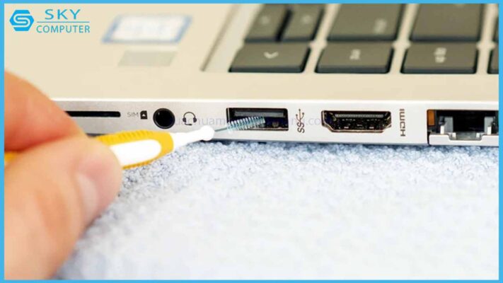 meo-ve-sinh-cong-usb-laptop-tai-nha-don-gian-nhat-0.jpg