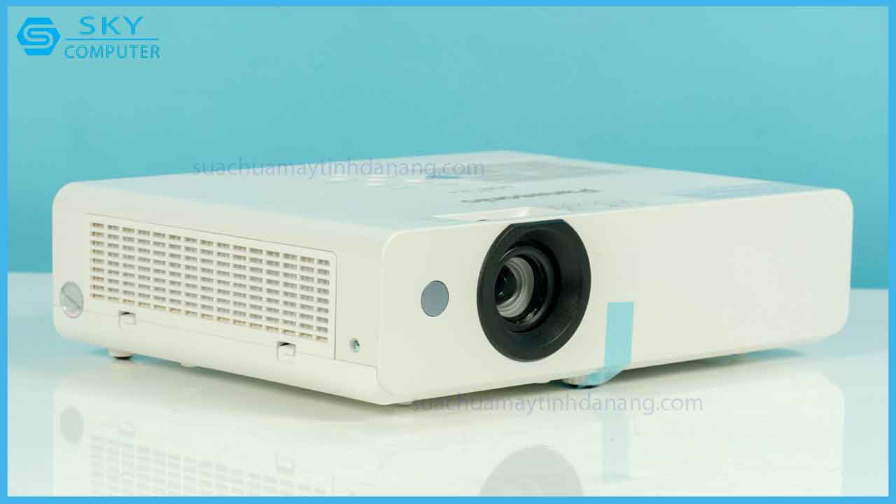 review-may-chieu-panasonic-pt-lb305-10