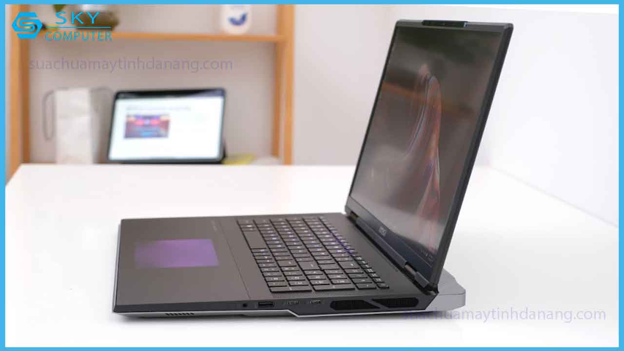 review-msi-titan-18-hx-laptop-gaming-hieu-nang-an-tuong-nhat-tai-ces-2024-1