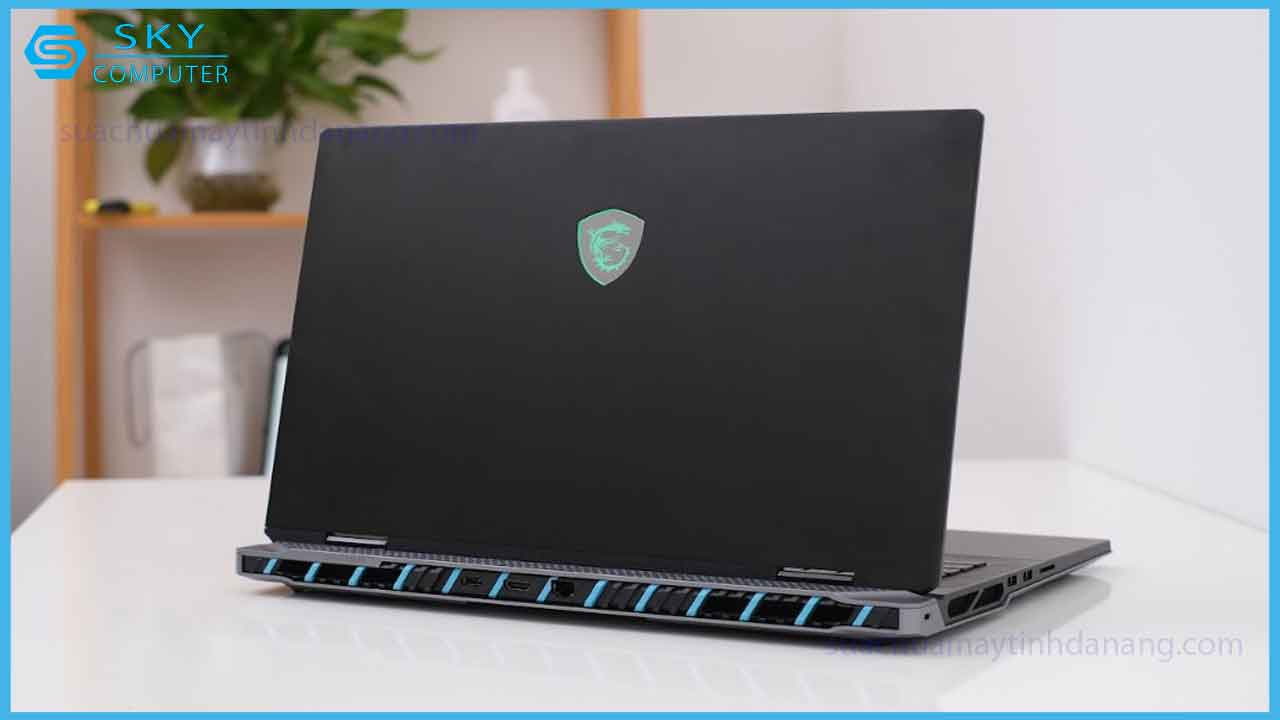 review-msi-titan-18-hx-laptop-gaming-hieu-nang-an-tuong-nhat-tai-ces-2024-2