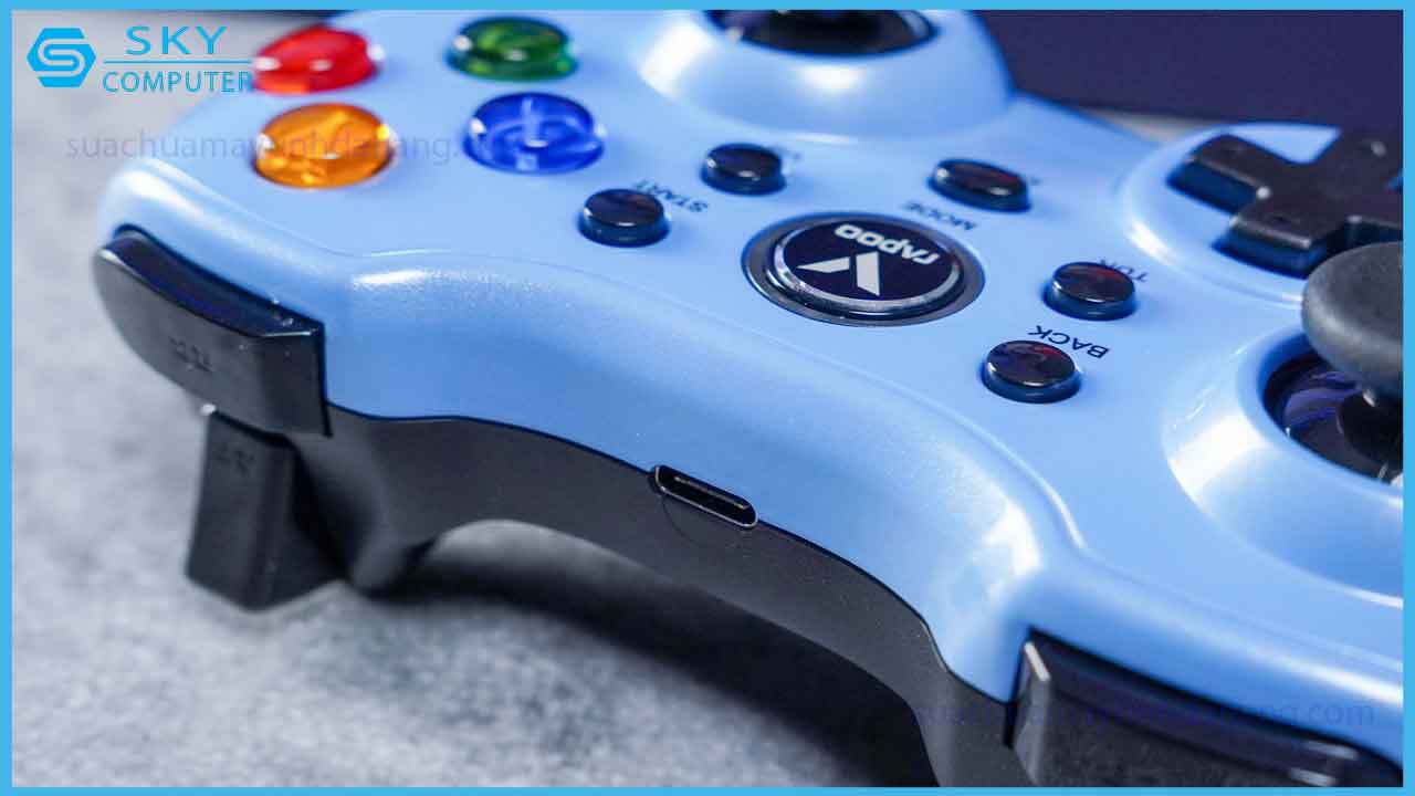 top-4-tay-cam-choi-game-pc-tot-nhat-trong-tam-gia-nam-2024-2