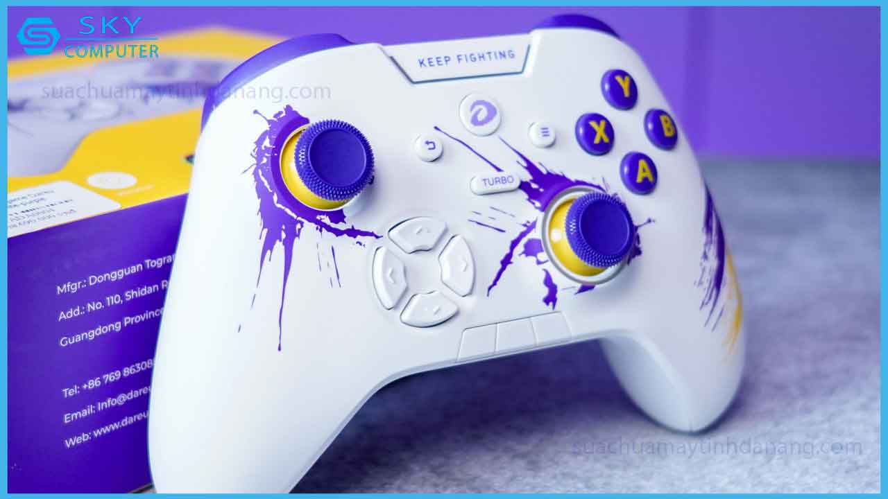 top-4-tay-cam-choi-game-pc-tot-nhat-trong-tam-gia-nam-2024-3