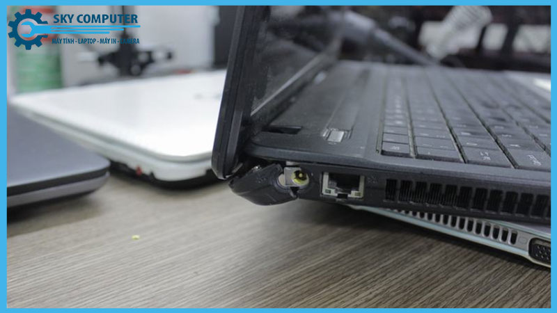 sua-chua-han-lai-ban-le-laptop-microsoft-1