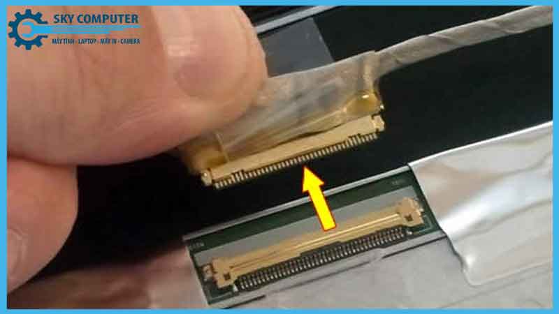 sua-chua-han-lai-cap-man-hinh-laptop-microsoft-tai-da-nang-2