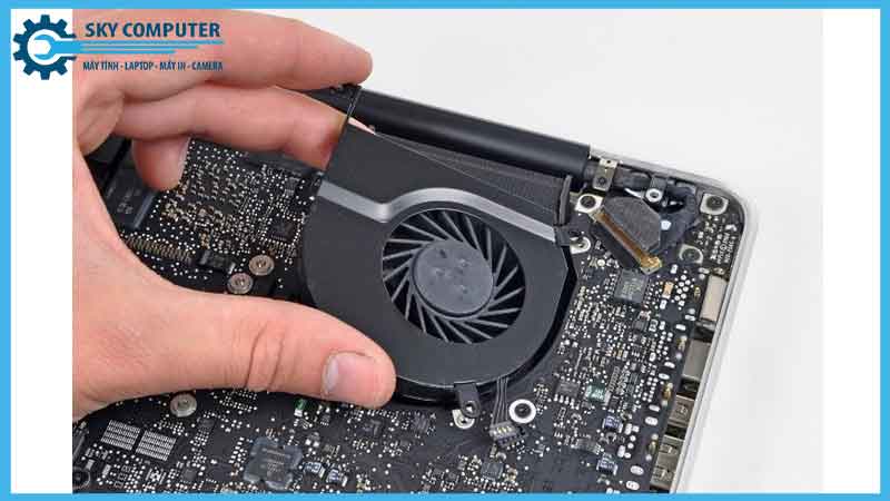 sua-quat-tan-nhiet-laptop-dell-inspiron-g7-15-7588-2