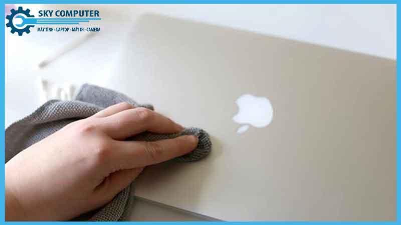 ve-sinh-laptop-apple-2