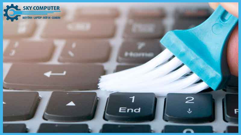 ve-sinh-laptop-razer-2