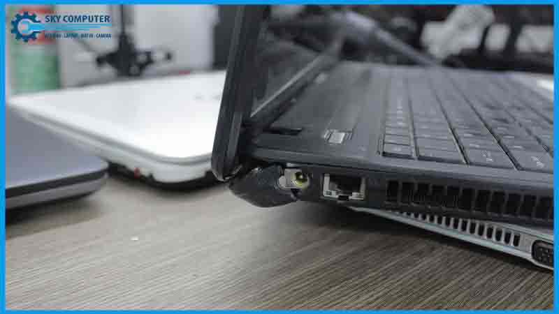dich-vu-thay-ban-le-laptop-eluktronics-1